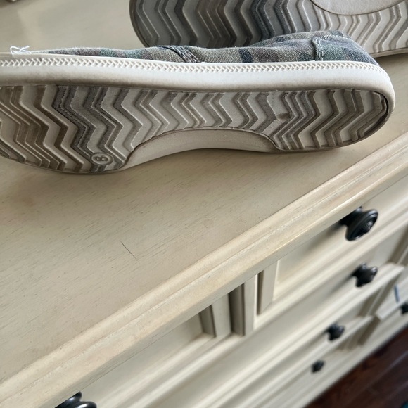 Woman’s size 8 camouflage slip on sneakers. Worn once - Picture 5 of 5